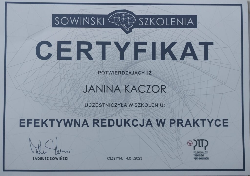 Zdrowe warzywa i owoce na stole w gabinecie dietetyka ZDROWY START