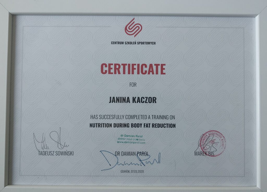 Zdrowe warzywa i owoce na drewnianym stole w gabinecie dietetyka ZDROWY START